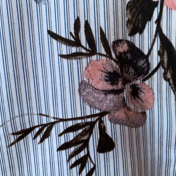 MELISSA NEPTON-  sleeveless faux wrap blouse white - blue pink flowers - large - Picture 8 of 10